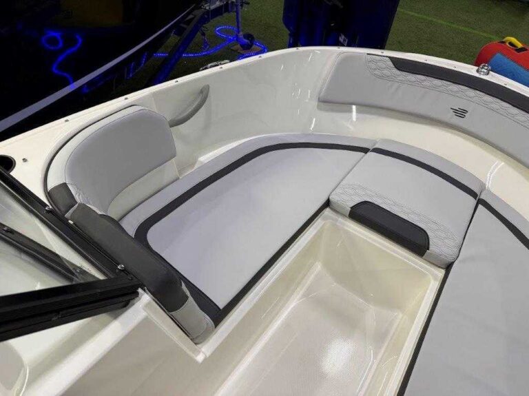 2026 Bayliner M17 - Full Windshield US-BLBX1754A626 [photo 15]